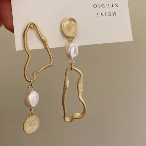 Baroque Pearl Earrings: Asymmetric, French Retro Style, Luxury Fashion Jewelry - Picture 4 of 5